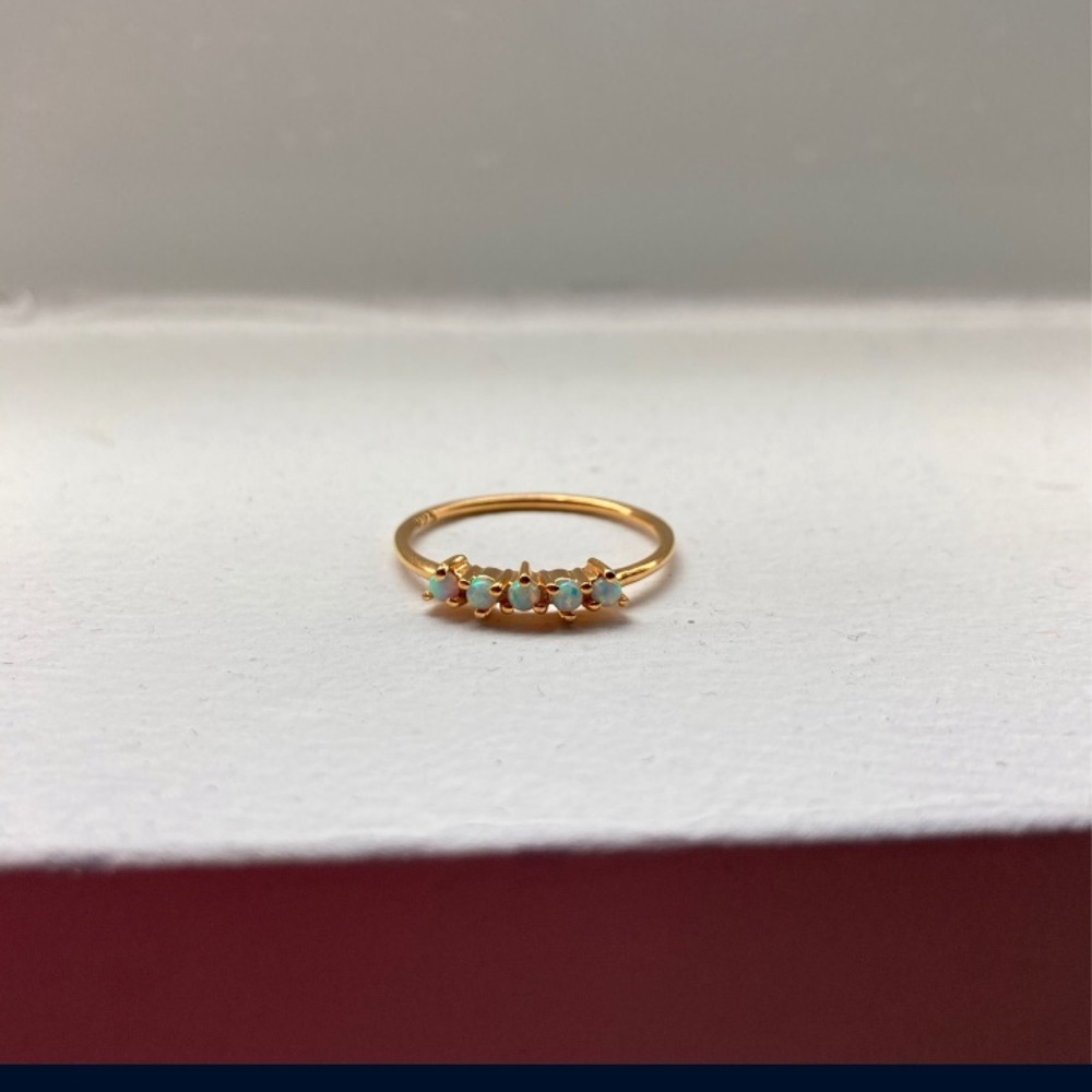 Opal gold ring